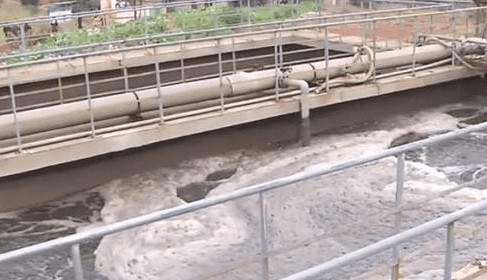 （圖：好氧池污水泡沫現(xiàn)場(chǎng)）