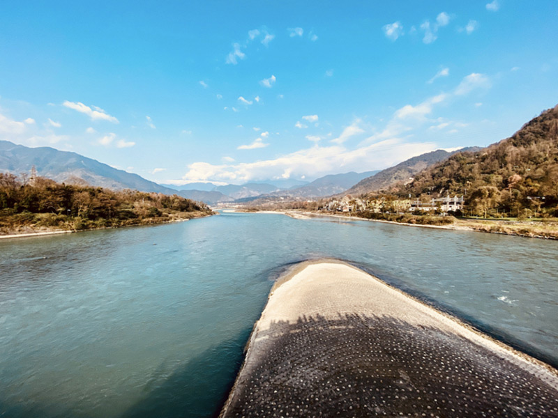 (圖:各類工業(yè)廢水泡沫池)