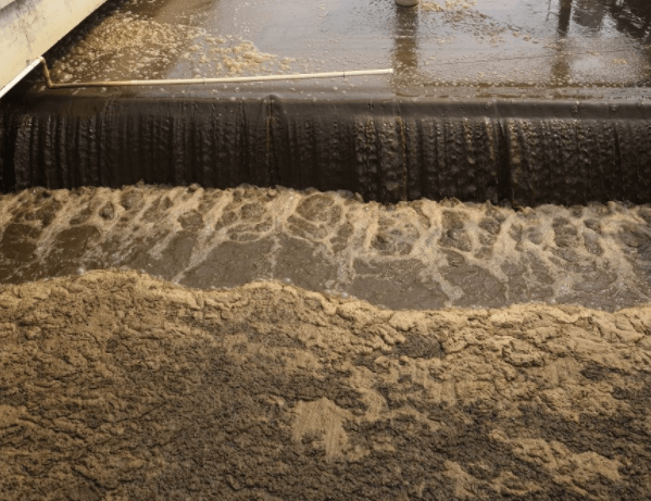 （圖：工業(yè)污水起泡沫現(xiàn)場）