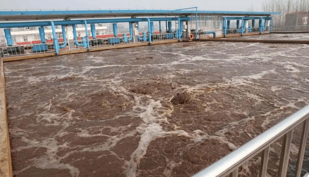 (圖:造紙廢水起泡現(xiàn)場)