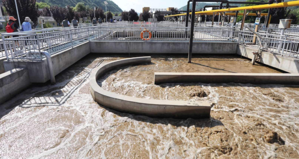 (圖:盾構(gòu)泥沙清洗廢水起泡現(xiàn)場)